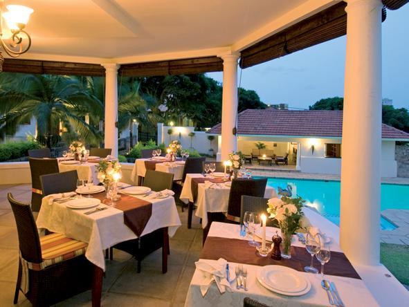 Audacia Manor - dining on patio